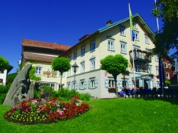 Traditionshotel Adler, Hotel in Oberstaufen in ruhiger, zentraler Lage (Bayern, Allg�u), Wellnesshotel und Golfhotel, Urlaub und Erholung mit Schrothkur, Wandern, Tennis und Massagen. Skiurlaub im Skiparadies mit Loipen, und  Rodeln.